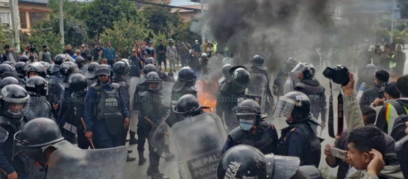 प्रहरीको लाठीचार्ज!