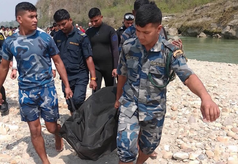 सशस्त्र प्रहरीको गोताखोरले एक दिनपछि फेला पर्‍यो खोलामा डुबेर बेपत्ता युवकको शव