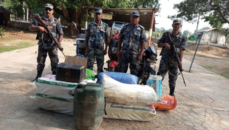 सीमा नजिक पटेर्वा क्षेत्रबाट लाखौं रुपैयाँको अवैध सामान सशस्त्र प्रहरीको नियन्त्रणमा