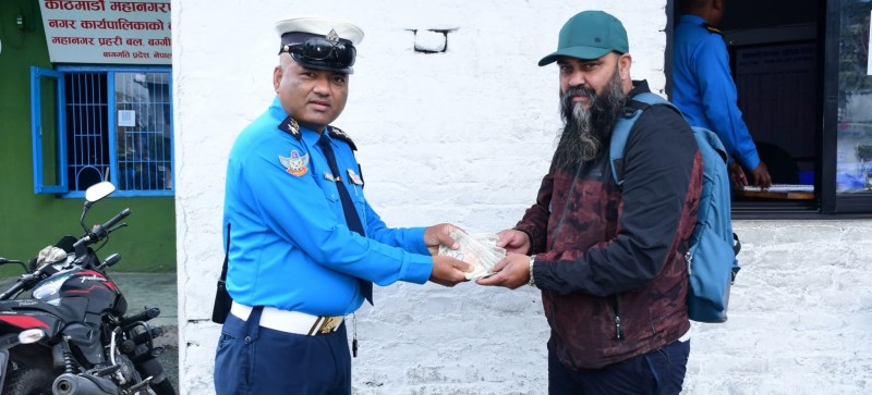ट्राफिक प्रहरी कार्यालयमा फेला पारिएको नगद सम्बन्धित धनीलाई बुझाए वरिष्ठ सई रानाभाटले