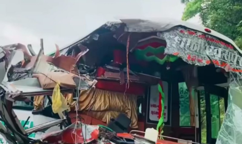 जलबीरेमा दाङ र सर्लाहीका बस ट्रकसँग ठोक्किए, २५ बढी घाइते