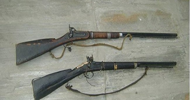 दुई वटा बन्दुकसहित दुई जना प्रहरीको नियन्त्रणमा