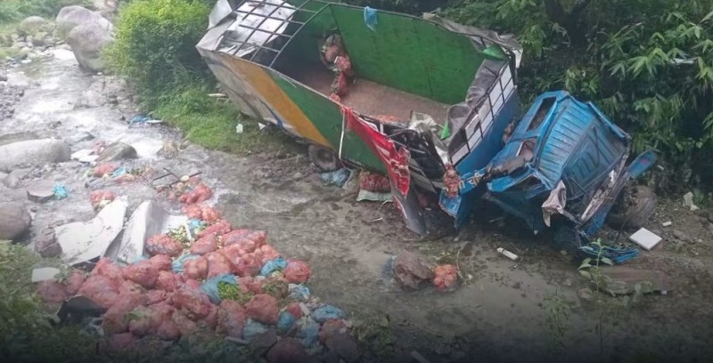तरकारी बोकेको ट्रक खोलामा खस्दा एकजनाको मृत्यु, चालक घाइते