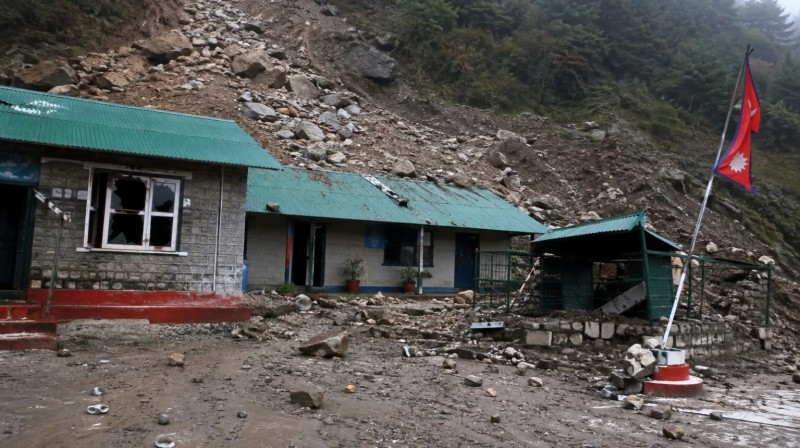पहिरोको चपेटामा सशस्त्र प्रहरीको बीओपी
