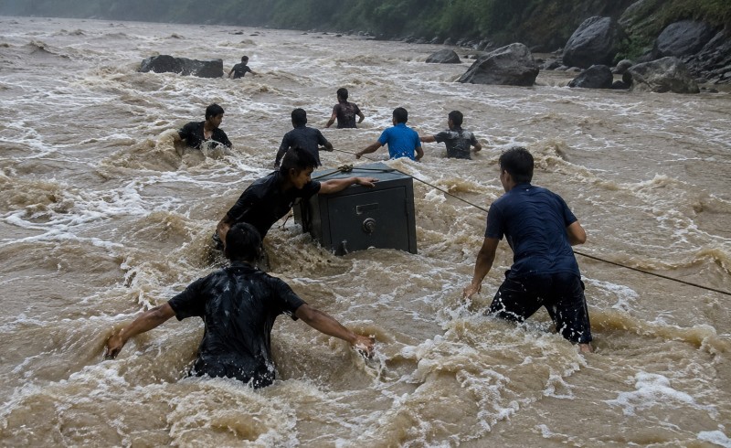 त्रिशूलीमा बाढीले बगाएर ल्याएको बैंकको सेफमा लुटपाट, २९ जना प्रहरी नियन्त्रणमा