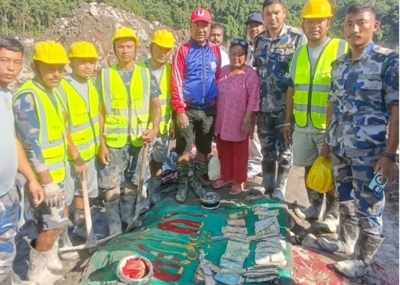 बाढीले पुरिएको घरबाट १५ तोला सुन र ४ लाख रुपैयाँ फेला, घरधनीलाई बुझाइयो