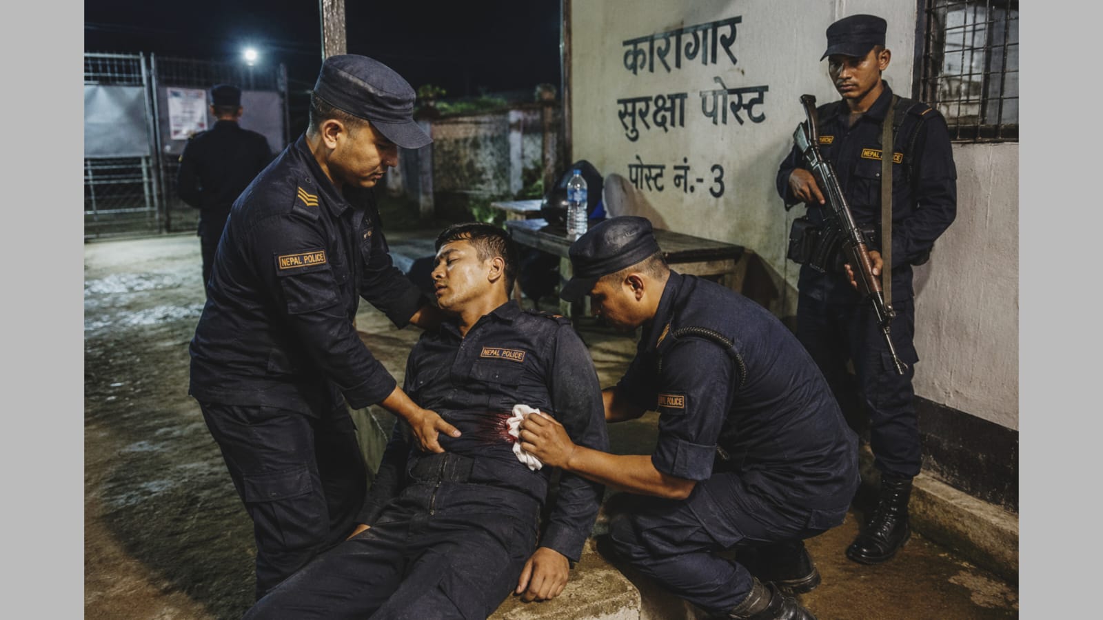 कारागार सुरक्षामा खटिएका प्रहरीलाई आफ्नै सहकर्मीको बन्दुकबाट गोली लागेपछि...!