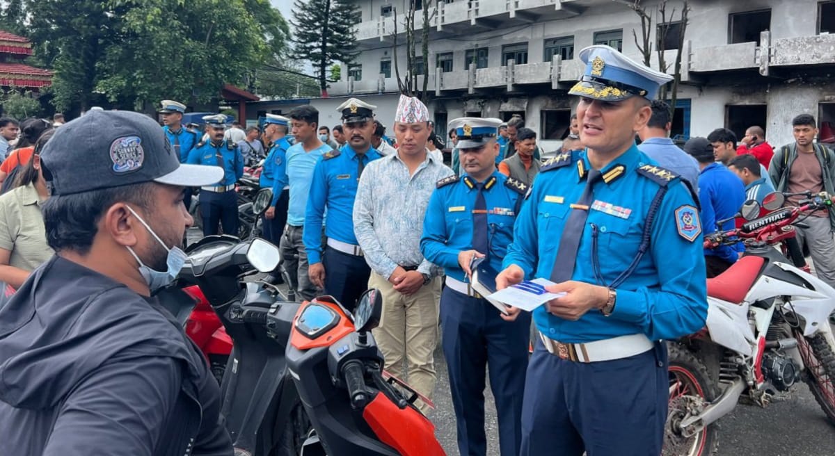 ट्राफिक प्रहरीले फेला पार्‍यो चोरी भएका ५१ वटा स्कुटर र मोटरसाइकल: धनीलाई बुझाए एसएसपी काफ्लेले
