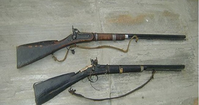 दुई वटा बन्दुकसहित दुई जना प्रहरीको नियन्त्रणमा