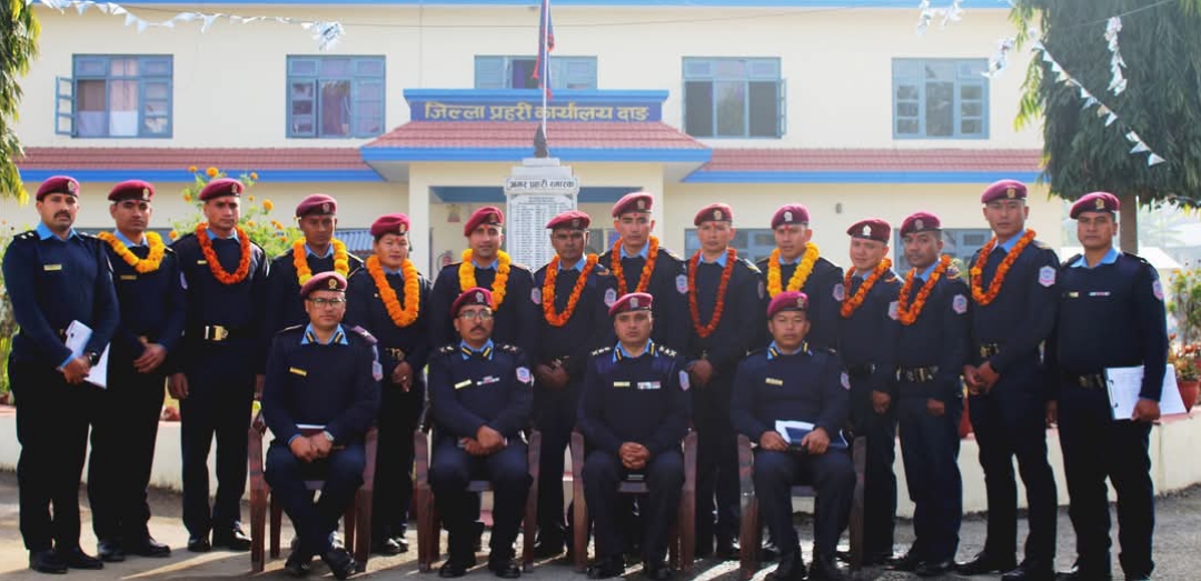 एसपी तिमिल्सिनाद्वारा बढुवा भएका प्रहरीलाई दर्ज्यानी चिन्ह प्रदान