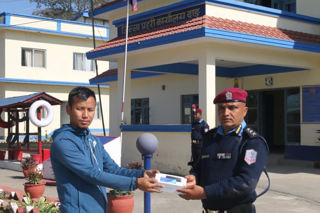दाङका एसपीले हराएको मोबाइल फेला पार्दै बुझाए सम्बन्धित धनीलाई