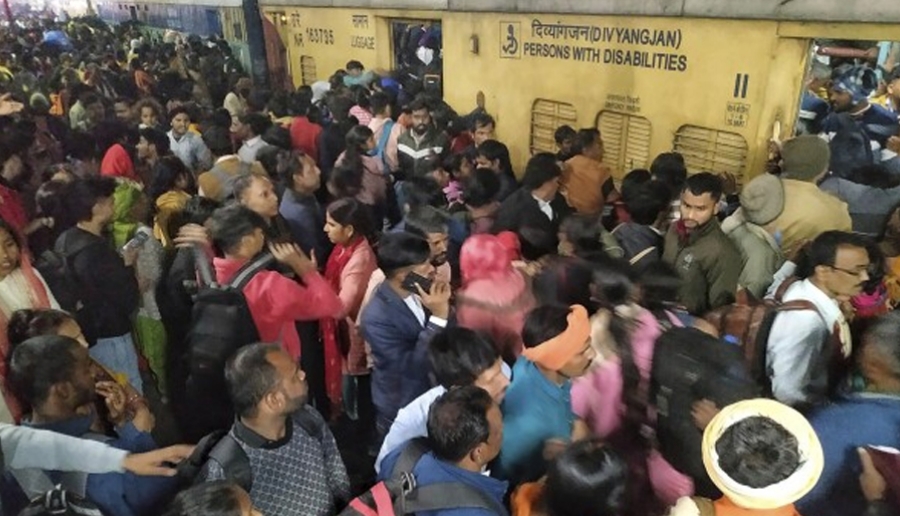 नयाँ दिल्ली रेल्वे स्टेसनमा भागदौड हुँदा १८ जनाको मृत्यु, कयौं घाइते