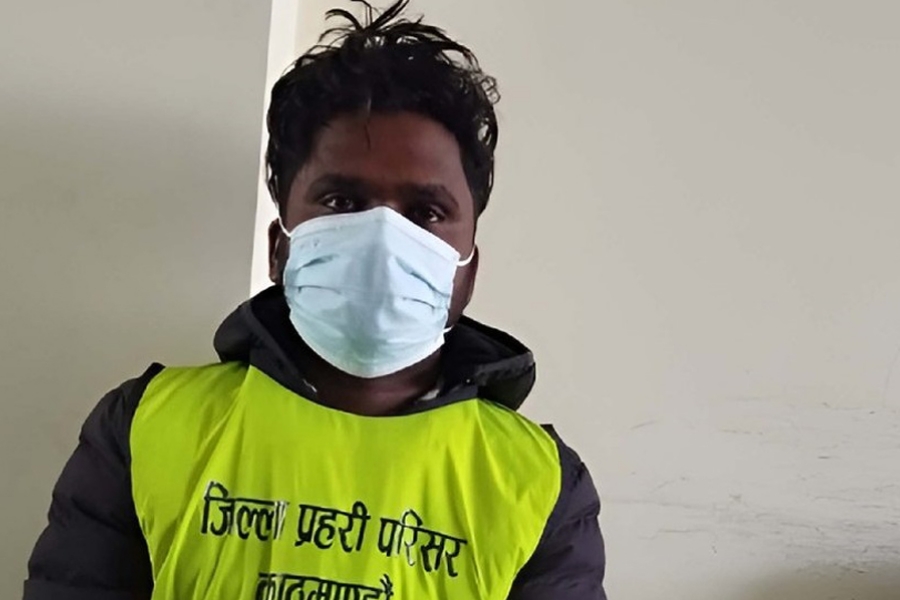 आधा  किलो सुन र लाखौं रुपैयाँसहित भारतीय युवक पक्राउ