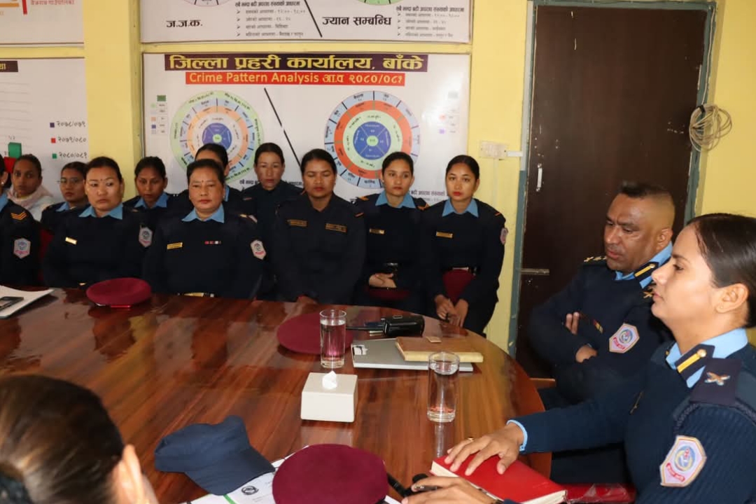 बाँके प्रहरी प्रमुखले गरे महिला कर्मचारीहरुसँग छलफल, 'पिरमर्काको समाधान खोजिने': एसपी कार्की