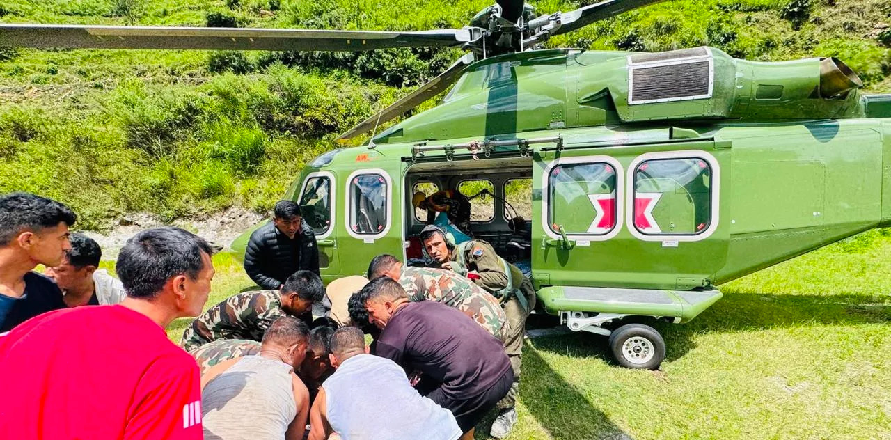 रसुवा बाढीमा फसेका ११० जनाको हेलिकप्टरबाट उद्धार