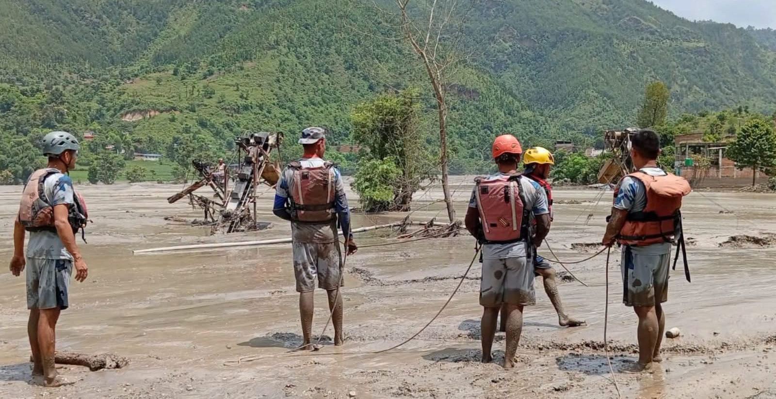 खोज तथा उद्धारमा १२ सय ५९ सशस्त्र प्रहरीको व्यापक परिचालन, ड्रोनबाट १२ शवको लोकेट: सशस्त्र प्रहरी