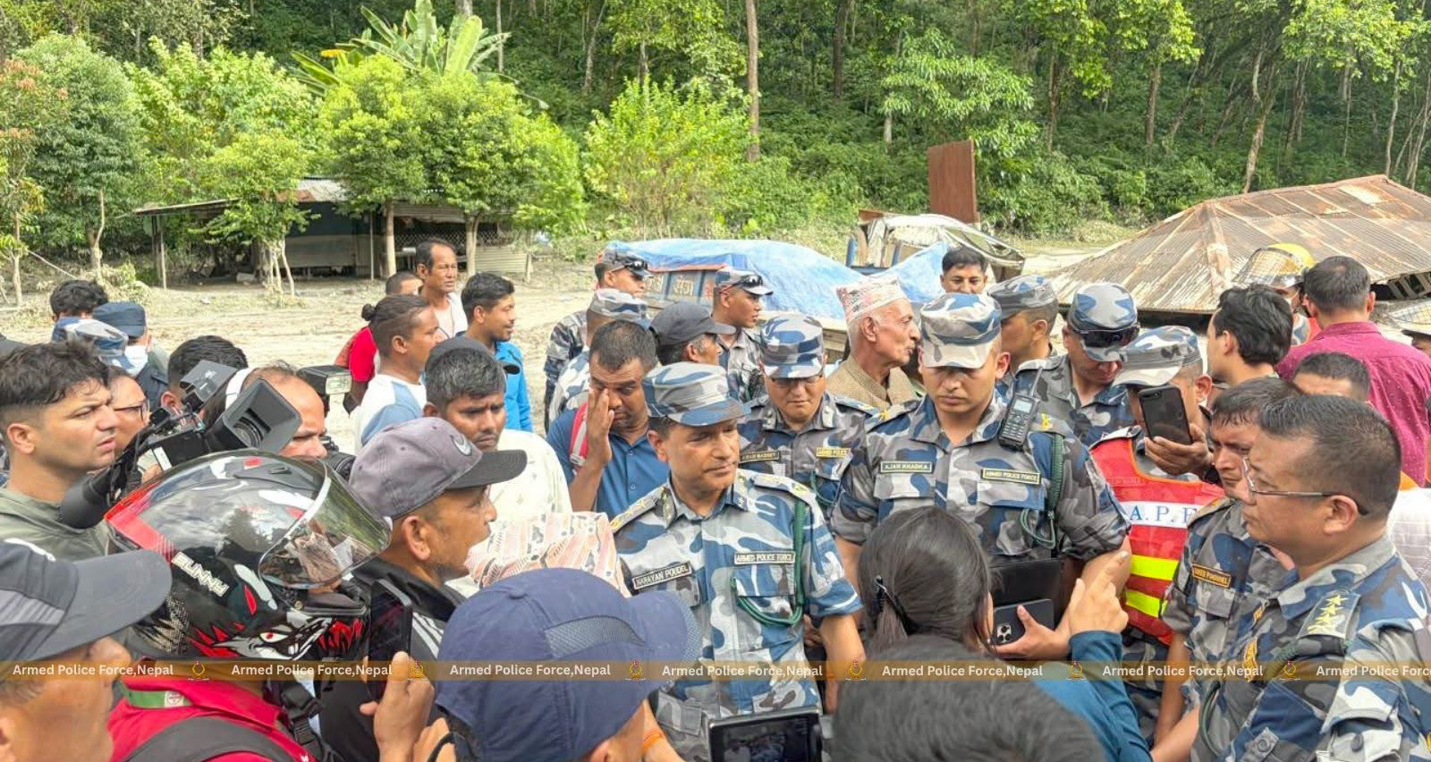 बाढी प्रभावित क्षेत्रमा आईजीपी पौडेल, प्रभावित नागरिकसँग लिए समस्या र अवस्थाबारे जानकारी