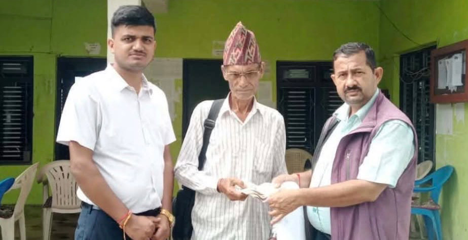 बाढीमा बेपत्ता भएका छोरा खोज्न रसुवा जाने गाडी भाडासमेत नभएका बुवालाई वडाले दियो १५ हजार