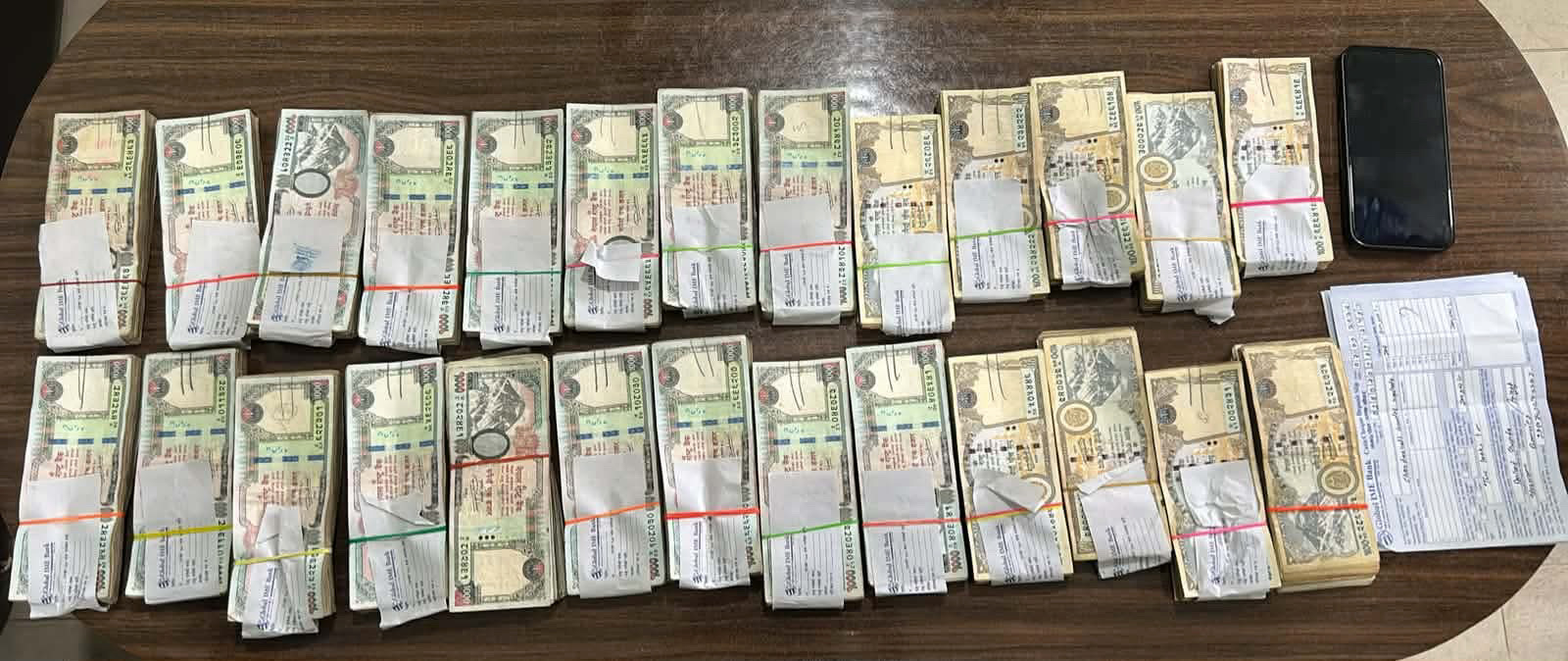 बेलाटारीमा स्रोत नखुलेको साढे २१ लाख नगदसहित दुई युवक पक्राउ