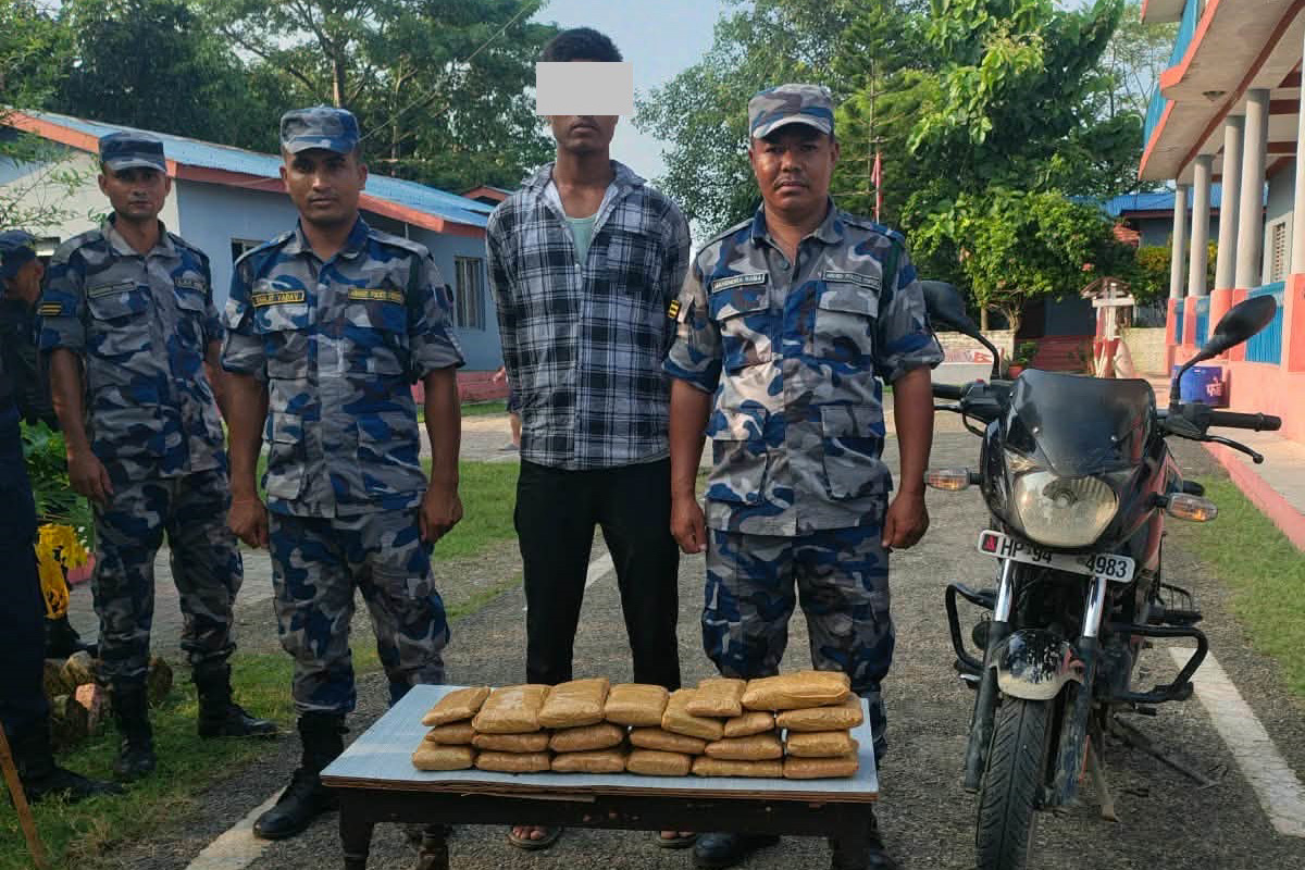 साढे ९ किलो चरेससहित २० वर्षीय भारतीय युवक सशस्त्र प्रहरीको नियन्त्रणमा