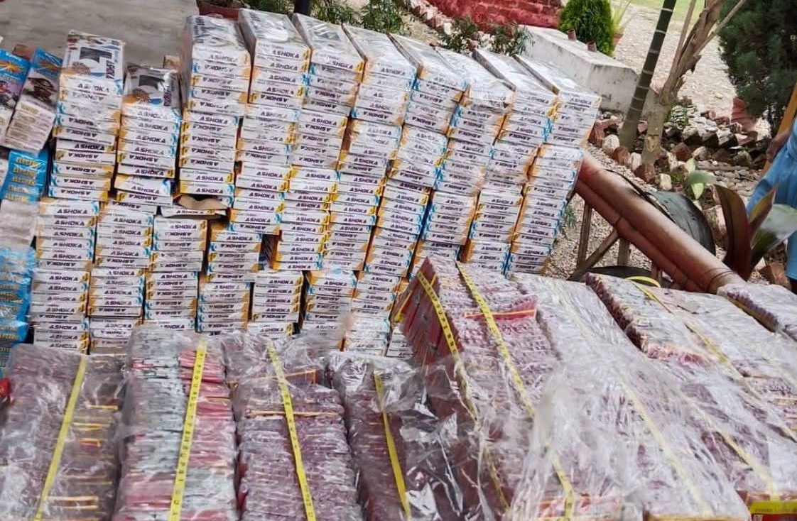 बसभित्र लुकाएर ल्याइएको २ लाख २५ हजार रुपैयाँको पटका बरामद