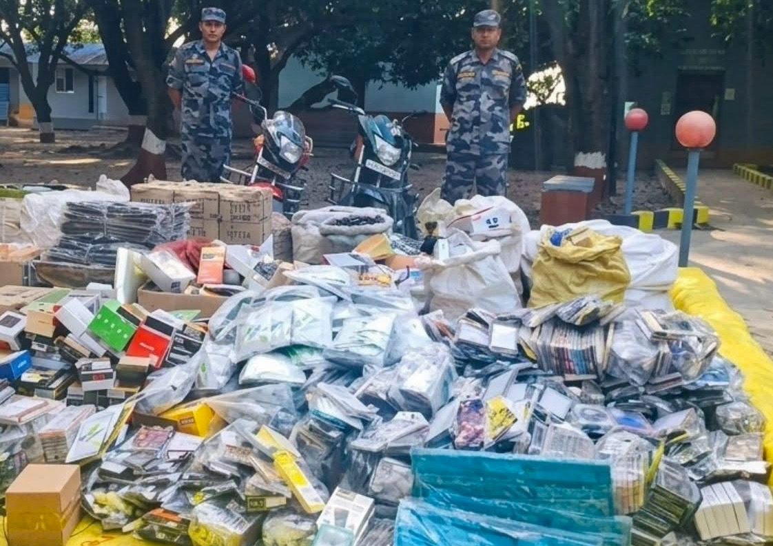 ५० लाखभन्दा बढीका मोबाइल पार्ट्ससहित दुईवटा मोटरसाइकल सशस्त्र प्रहरीको नियन्त्रणमा
