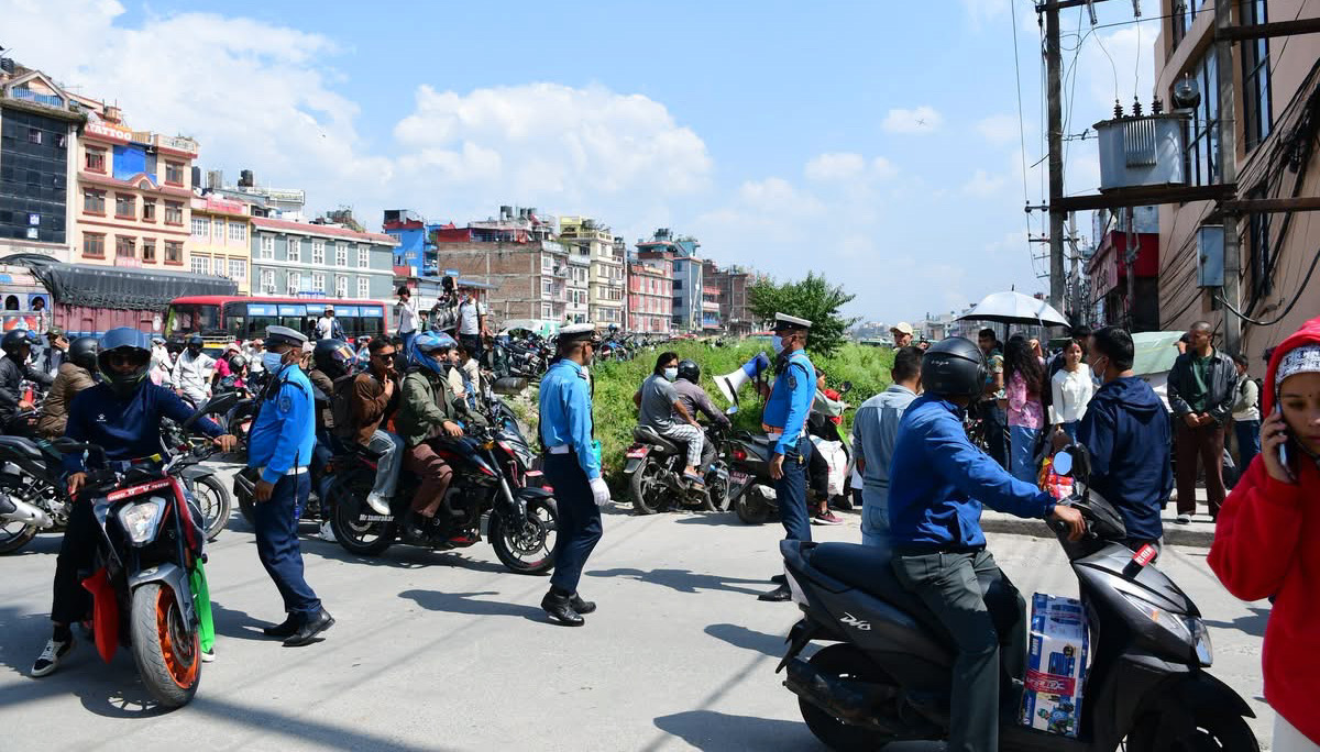 ट्राफिक प्रहरीले फेला पारेका चोरीका ५० वटा मोटरसाइकल र स्कुटर धनीलाई फिर्ता